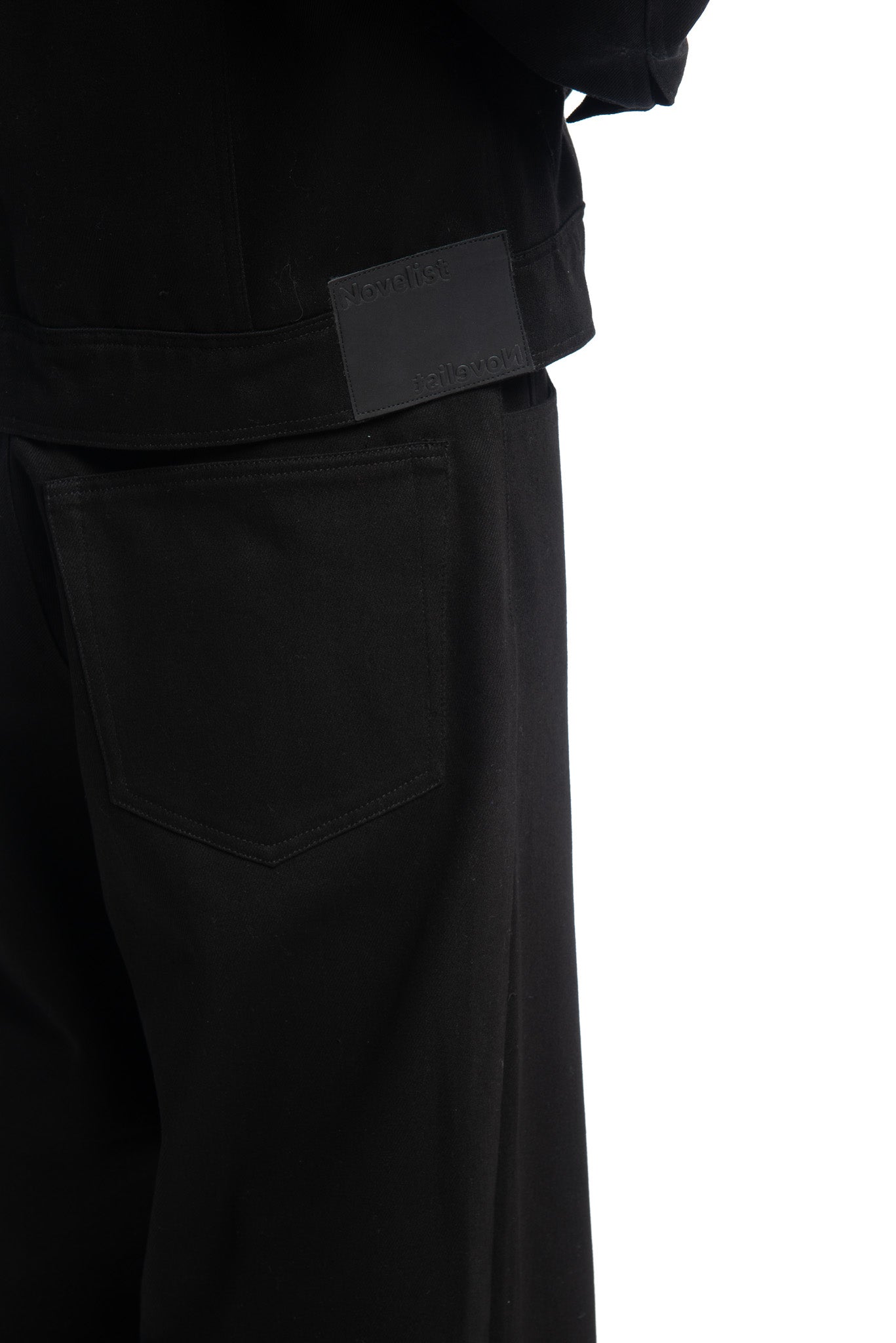 Designed by Novelist Studios to create a perfect boxy fit. - Original Novelist Studios fit - Unwashed Denim - 24% Recycled Cotton, 24% OCS Virgin Cotton, 52% Virgin Cotton - Care : wash it separetly - Wash at 30° gentle cycle - Do not tumble dry - Iron at low temperature - (F) Professional cleaning with hydrocarbon solvents only - Do not bleach 4