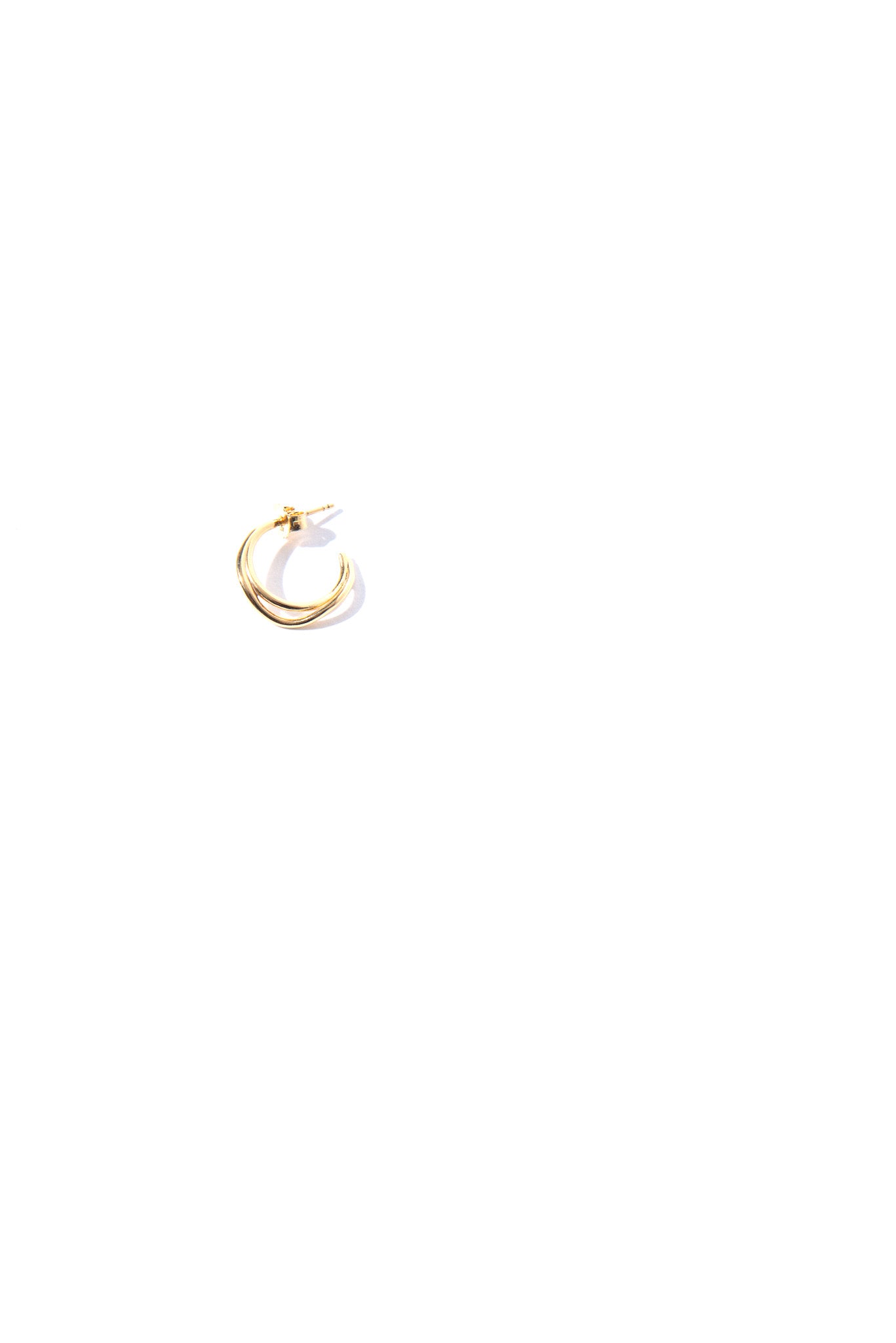 Designed by Novelist Studios x Dhooge office to create a perfect earring. This earring provide a double loop to remember Möbius Ribbon principle. 1