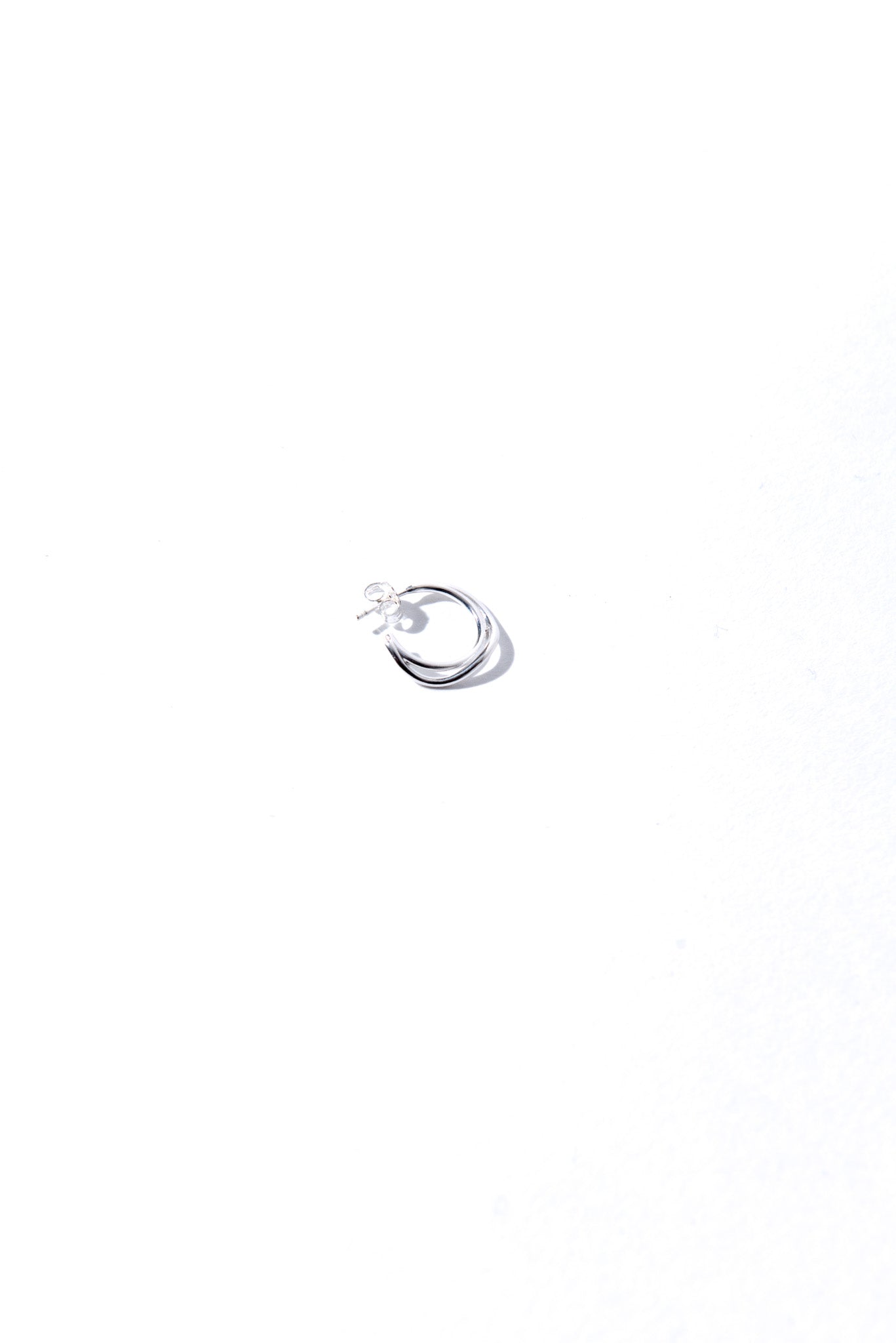 Designed by Novelist Studios x Dhooge office to create a perfect earring. This earring provide a double loop to remember Möbius Ribbon principle. 1