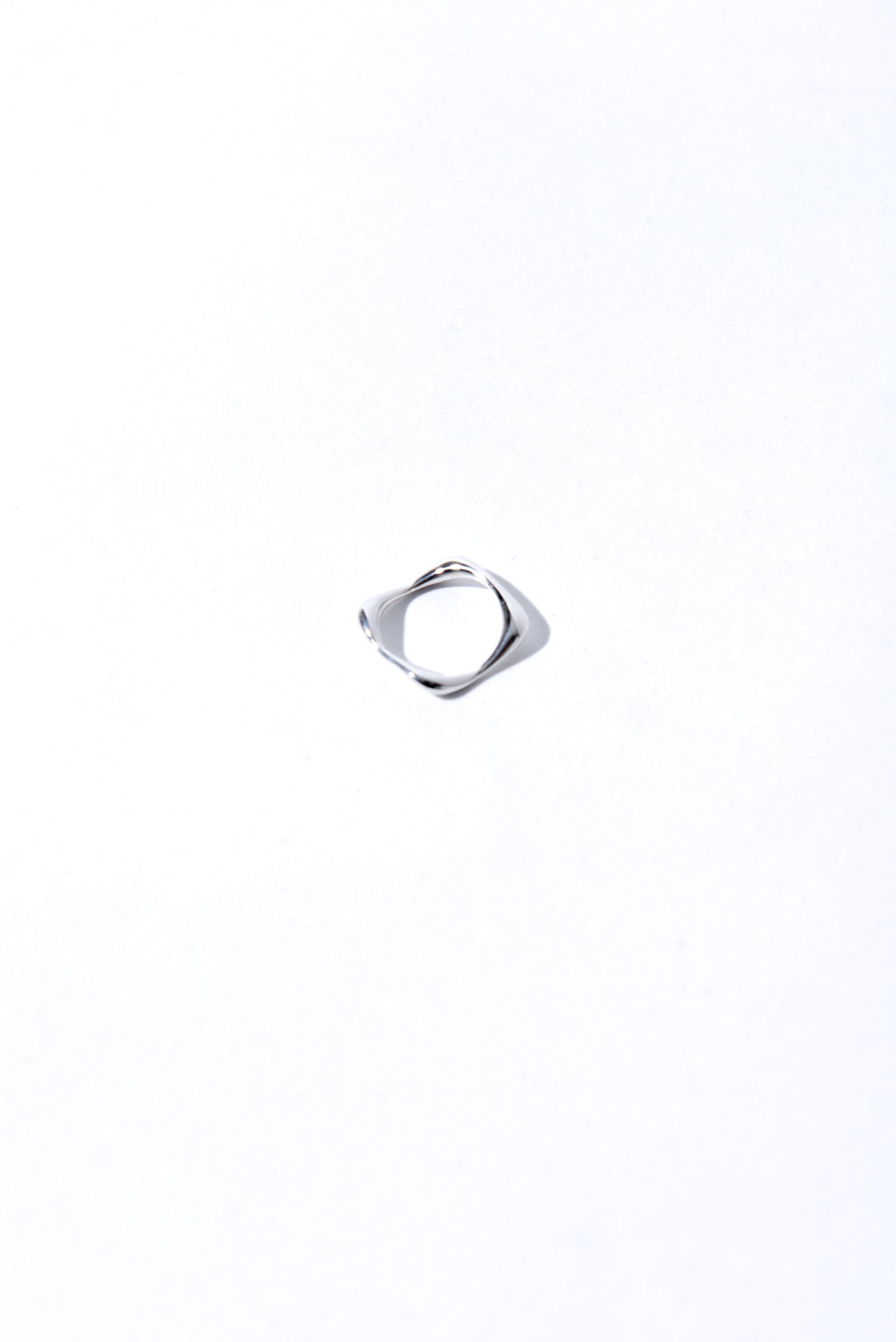Designed by Novelist Studios x Dhooge office to create a perfect ring. This ring provide a single spike loop that's remember Möbius Ribbon principle. 3
