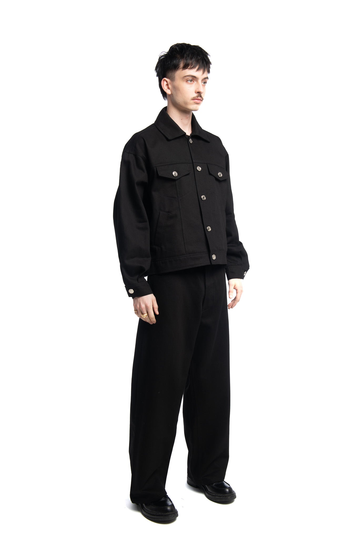 Designed by Novelist Studios to create a perfect boxy fit. - Original Novelist Studios fit - Unwashed Denim - 24% Recycled Cotton, 24% OCS Virgin Cotton, 52% Virgin Cotton - Care : wash it separetly - Wash at 30° gentle cycle - Do not tumble dry - Iron at low temperature - (F) Professional cleaning with hydrocarbon solvents only - Do not bleach 3