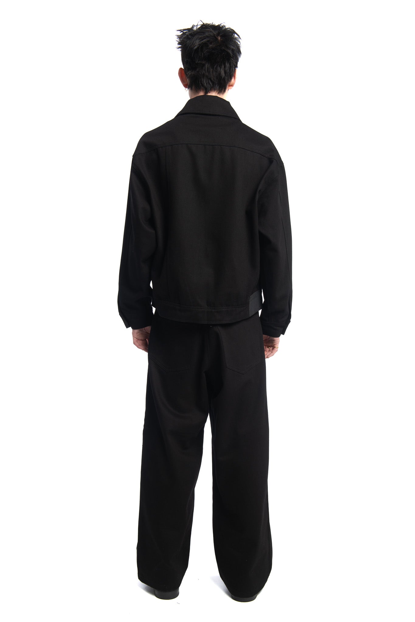 Designed by Novelist Studios to create a perfect boxy fit. - Original Novelist Studios fit - Unwashed Denim - 24% Recycled Cotton, 24% OCS Virgin Cotton, 52% Virgin Cotton - Care : wash it separetly - Wash at 30° gentle cycle - Do not tumble dry - Iron at low temperature - (F) Professional cleaning with hydrocarbon solvents only - Do not bleach 6