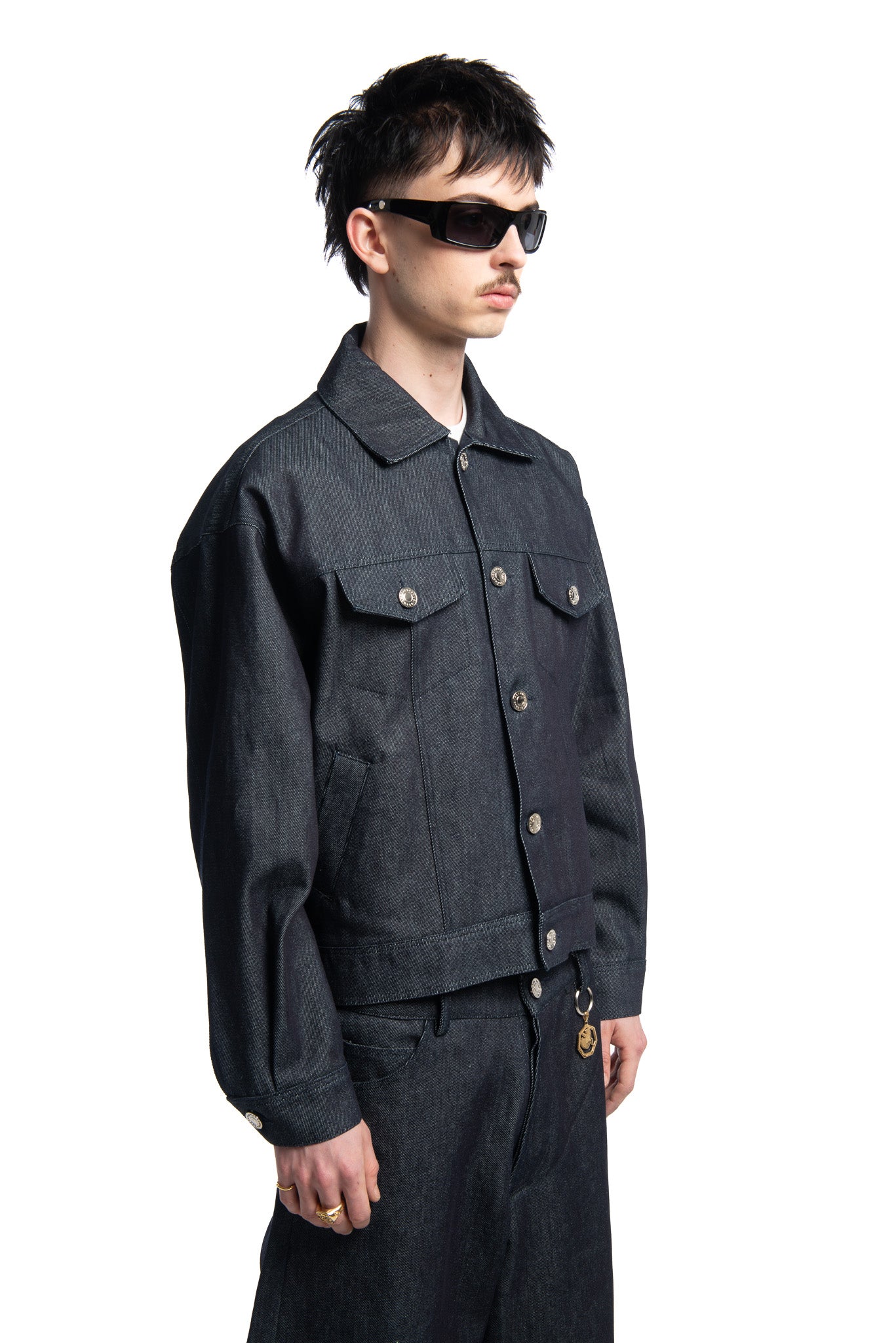 Designed by Novelist Studios to create a perfect boxy fit. - Original Novelist Studios fit - Brut Unwashed Denim - 24% Recycled Cotton, 24% OCS Virgin Cotton, 52% Virgin Cotton - Be careful jeans fabric is brut and not pre-washed, if you were - Care : wash it separetly - Wash at 30° gentle cycle - Do not tumble dry - Iron at low temperature - (F) Professional cleaning with hydrocarbon solvents only - Do not bleach - Color might change after washing 3