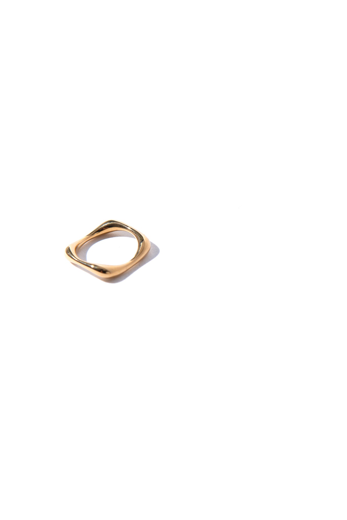 Designed by Novelist Studios x Dhooge office to create a perfect ring. This ring provide a single spike loop that's remember Möbius Ribbon principle. 3