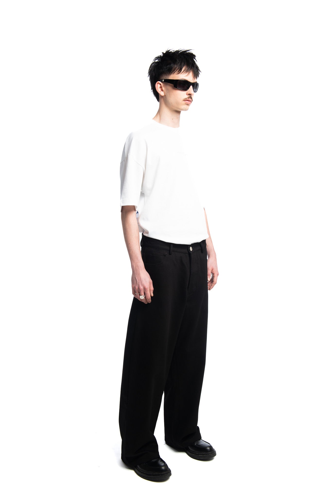 Designed by Novelist Studios to create a perfect baggy fit. - Original Novelist Studios fit - Brut Unwashed Denim - 24% Recycled Cotton, 24% OCS Virgin Cotton, 52% Virgin Cotton - Care : wash it separetly&nbsp; - Wash at 30° gentle cycle - Do not tumble dry - Iron at low temperature - (F) Professional cleaning with hydrocarbon solvents only - Do not bleach