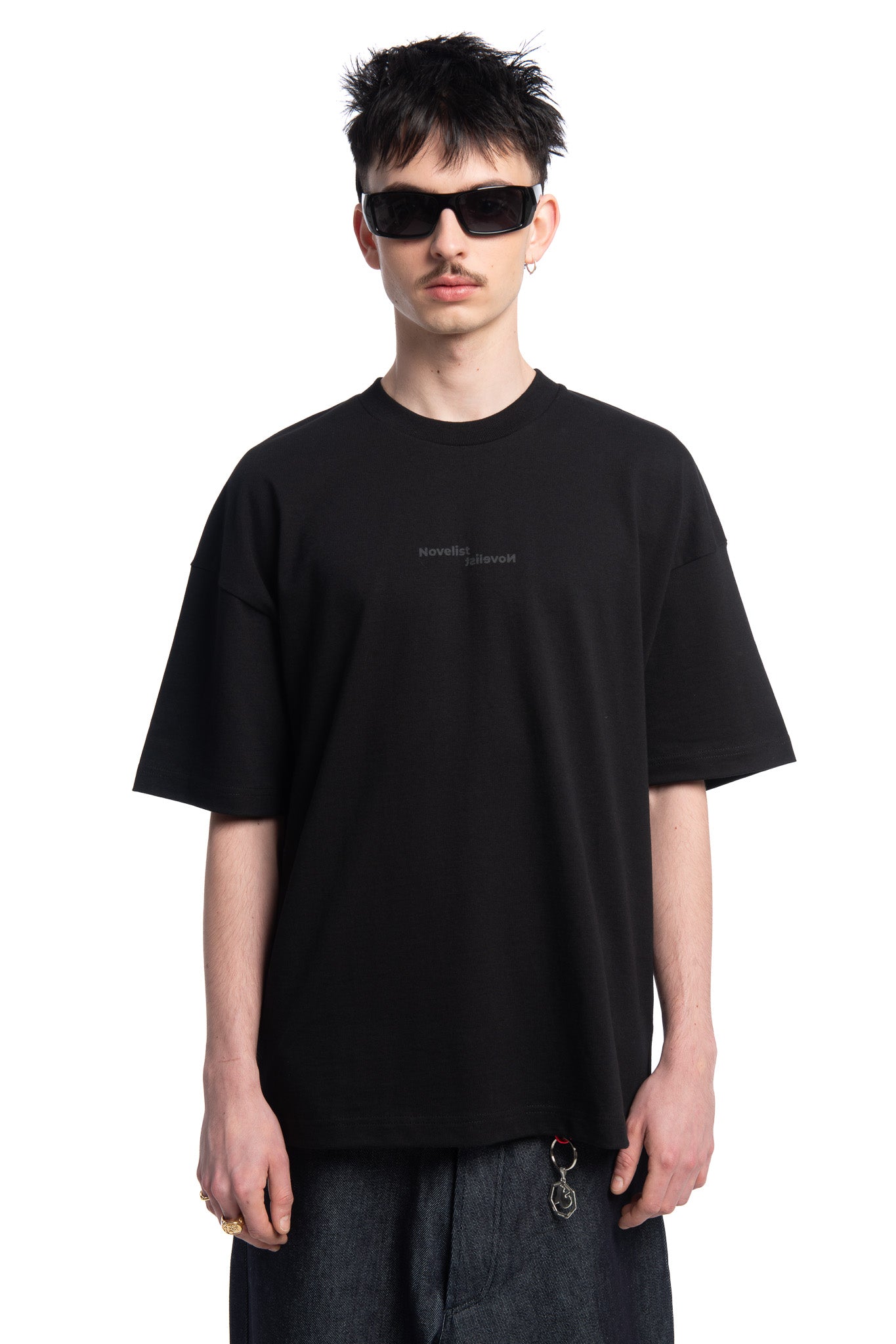 T-SHIRT AVEC IMPRIMÉ “CHAPTER 00” - BOXY FIT   Designed by Novelist Studios to create a perfect boxy fit.  Original Novelist Studios fit Digital printing frontside Screen Printing backside 100% organic cotton 315gr/m2 1