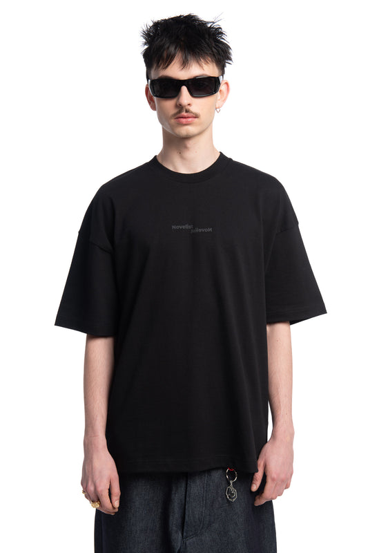 T-SHIRT AVEC IMPRIMÉ “CHAPTER 00” - BOXY FIT   Designed by Novelist Studios to create a perfect boxy fit.  Original Novelist Studios fit Digital printing frontside Screen Printing backside 100% organic cotton 315gr/m2 1