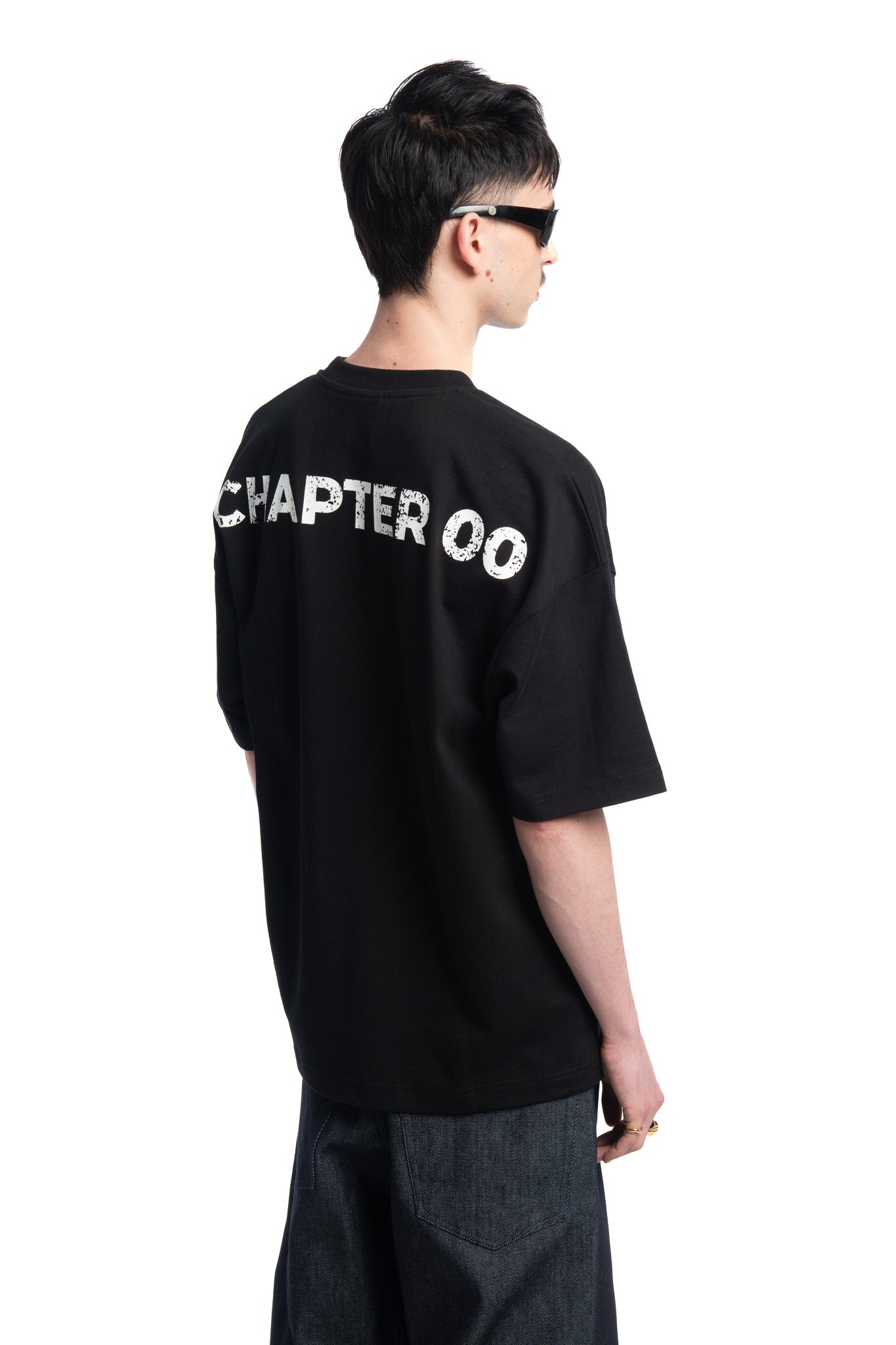 T-SHIRT AVEC IMPRIMÉ “CHAPTER 00” - BOXY FIT   Designed by Novelist Studios to create a perfect boxy fit.  Original Novelist Studios fit Digital printing frontside Screen Printing backside 100% organic cotton 315gr/m2 2