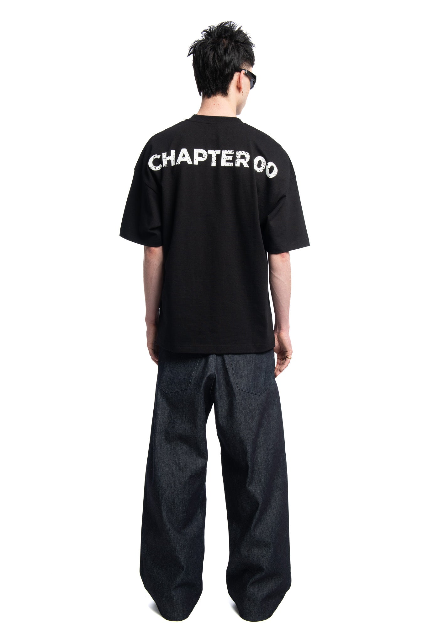 T-SHIRT AVEC IMPRIMÉ “CHAPTER 00” - BOXY FIT   Designed by Novelist Studios to create a perfect boxy fit.  Original Novelist Studios fit Digital printing frontside Screen Printing backside 100% organic cotton 315gr/m2 5