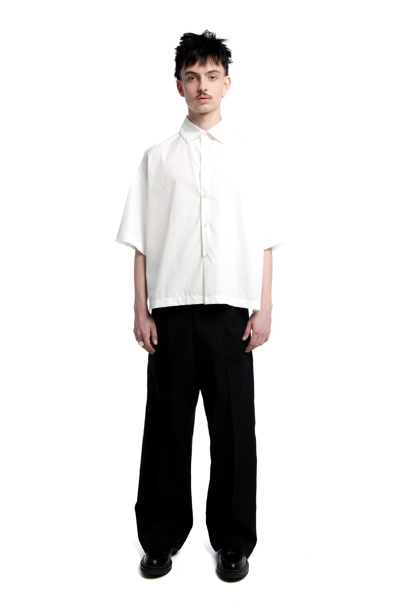 Designed by Novelist Studios to create a perfect tailor fit.  - Coton White  - 100% Cotton  - Wash at 30° gentle cycle | Tumble drying Low temperature | Iron at medium temperature | (F) Professional cleaning with hydrocarbon solvents only | Do not bleach 2
