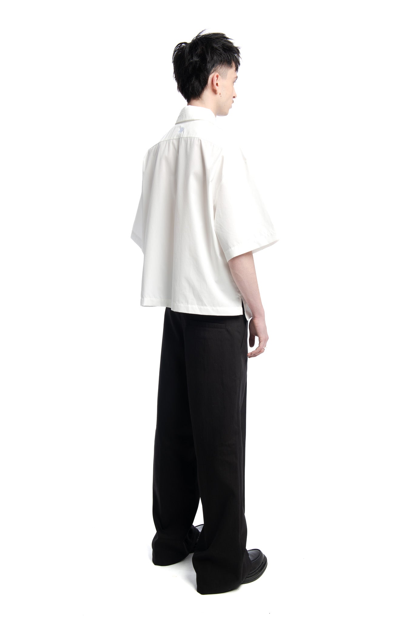 Designed by Novelist Studios to create a perfect tailor fit.  - Coton White  - 100% Cotton  - Wash at 30° gentle cycle | Tumble drying Low temperature | Iron at medium temperature | (F) Professional cleaning with hydrocarbon solvents only | Do not bleach 5